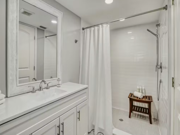 Anna Maria Island Luxurious Tropical Retreat with private Pool & Game Room